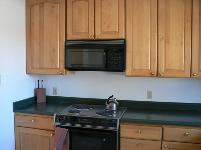 stove on left,
facing the livingroom wall