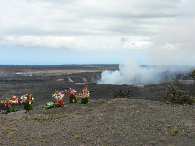 Volcanoes National Park: Halema'uma'u Crater with offerings to Pele