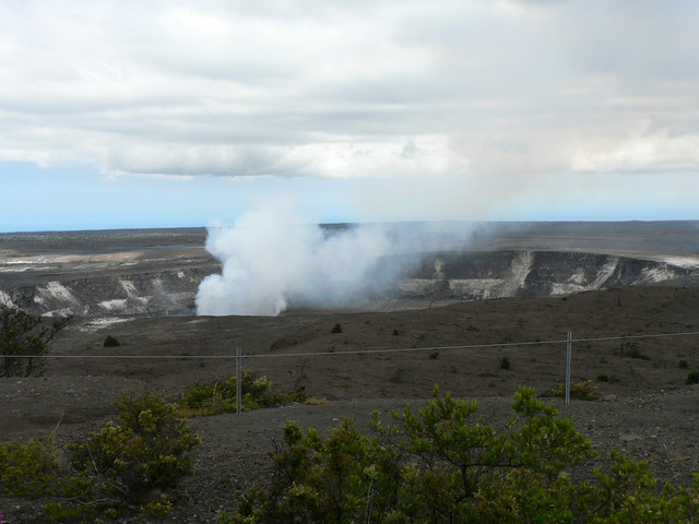 Volcanoes National Park: Halema'uma'u Crater