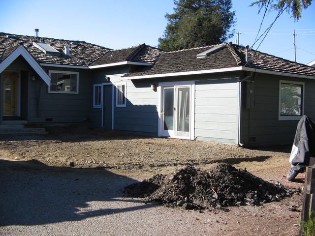 A border on the outside edge that leaves a gap between it and the asphalt edge